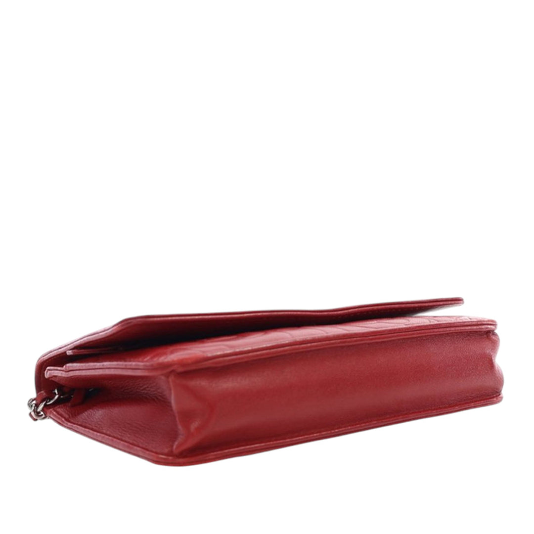 Chanel CC embossé Cuir d’agneau Camellia Wallet on Chain