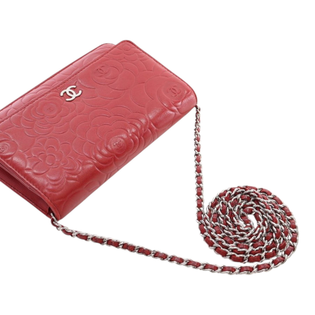 Chanel CC embossé Cuir d’agneau Camellia Wallet on Chain