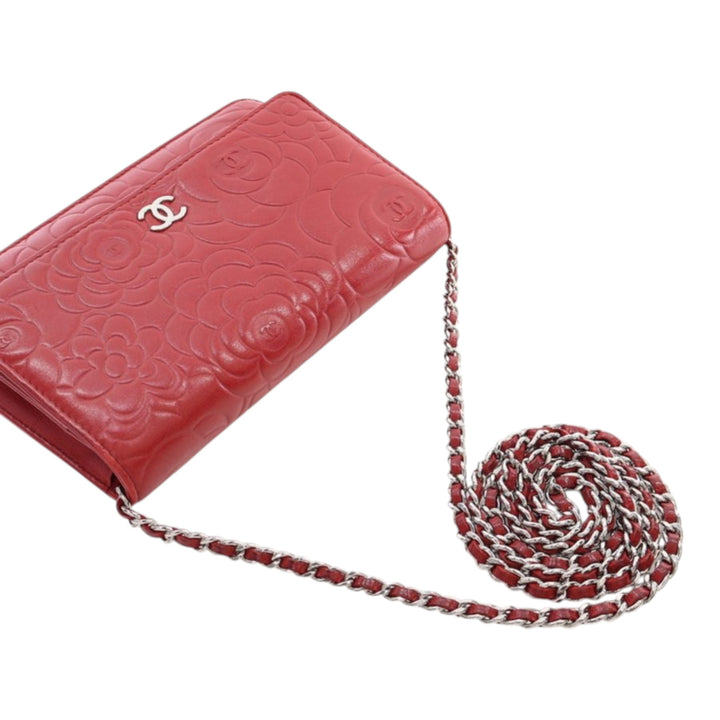 Chanel CC embossé Cuir d’agneau Camellia Wallet on Chain