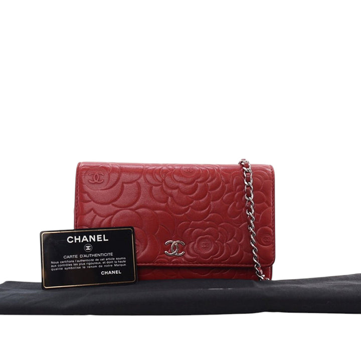 Chanel CC embossé Cuir d’agneau Camellia Wallet on Chain