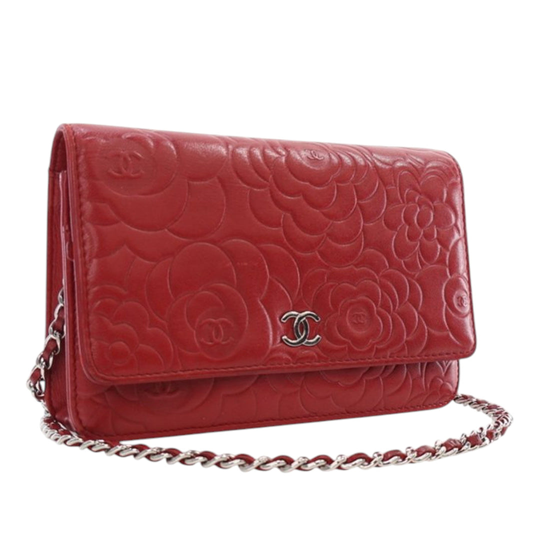 Chanel CC embossé Cuir d’agneau Camellia Wallet on Chain