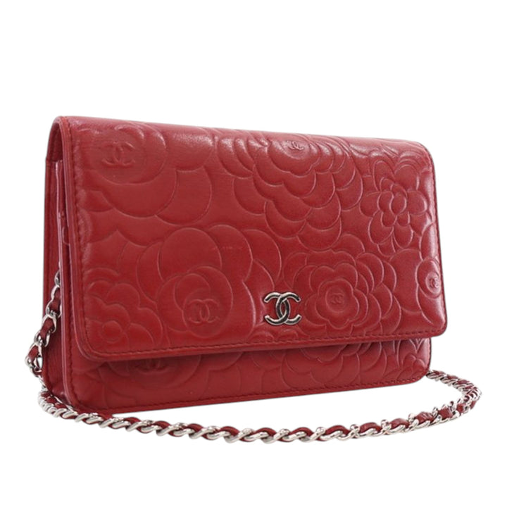 Chanel CC embossé Cuir d’agneau Camellia Wallet on Chain