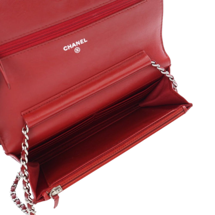 Chanel CC embossé Cuir d’agneau Camellia Wallet on Chain