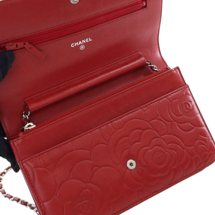 Chanel CC embossé Cuir d’agneau Camellia Wallet on Chain