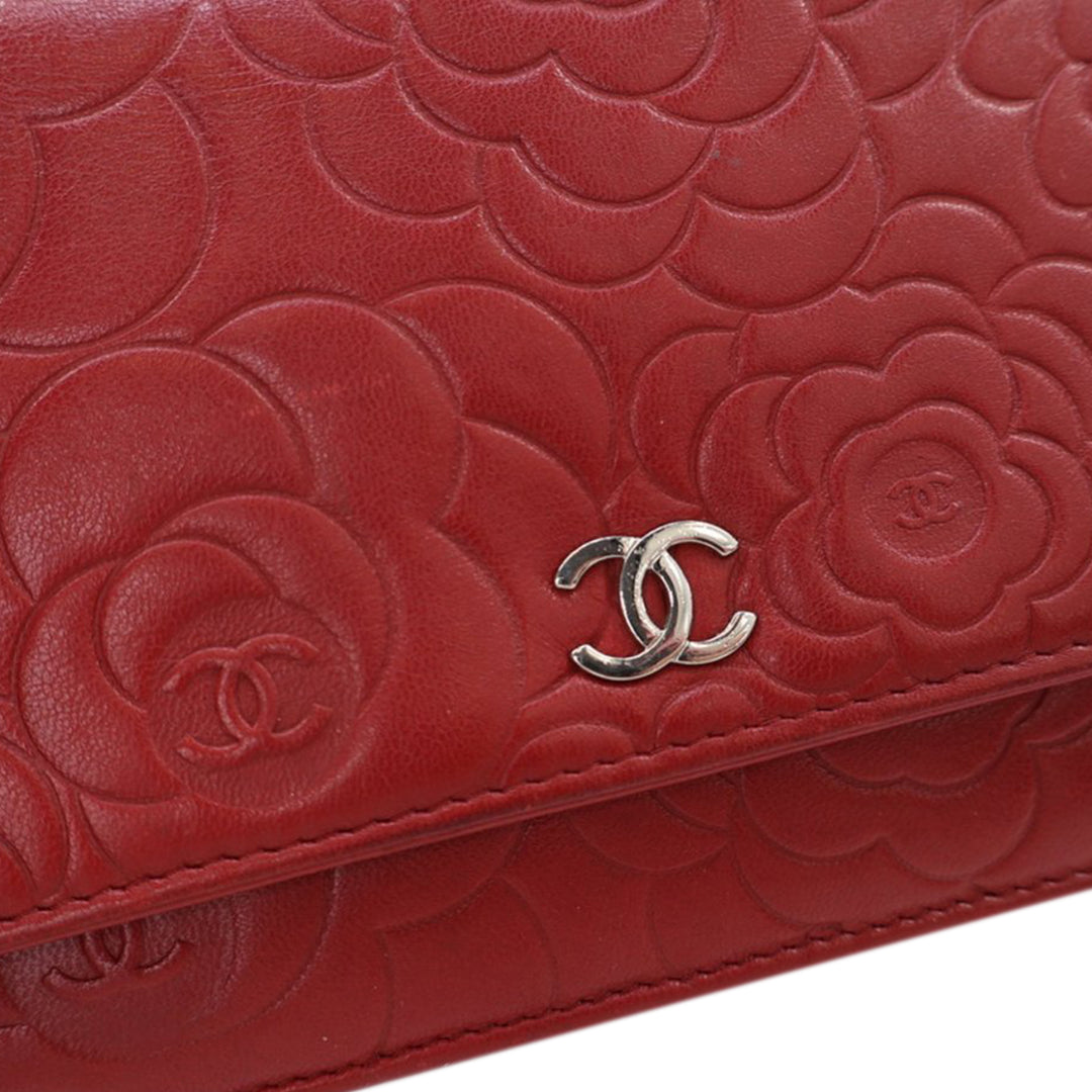 Chanel CC embossé Cuir d’agneau Camellia Wallet on Chain