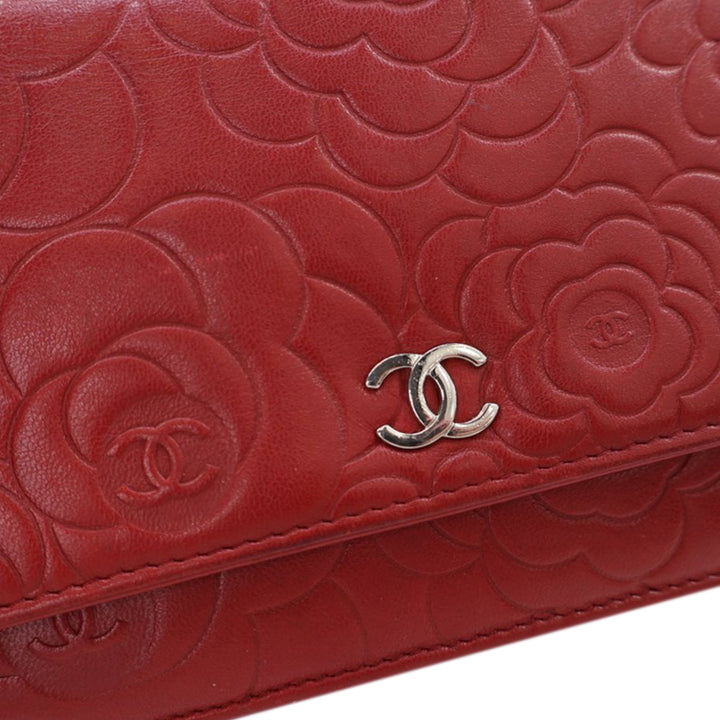 Chanel CC embossé Cuir d’agneau Camellia Wallet on Chain