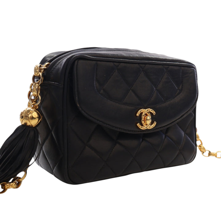 Chanel Small Matelassé Cuir d’agneau Diana Pompon Sac caméra