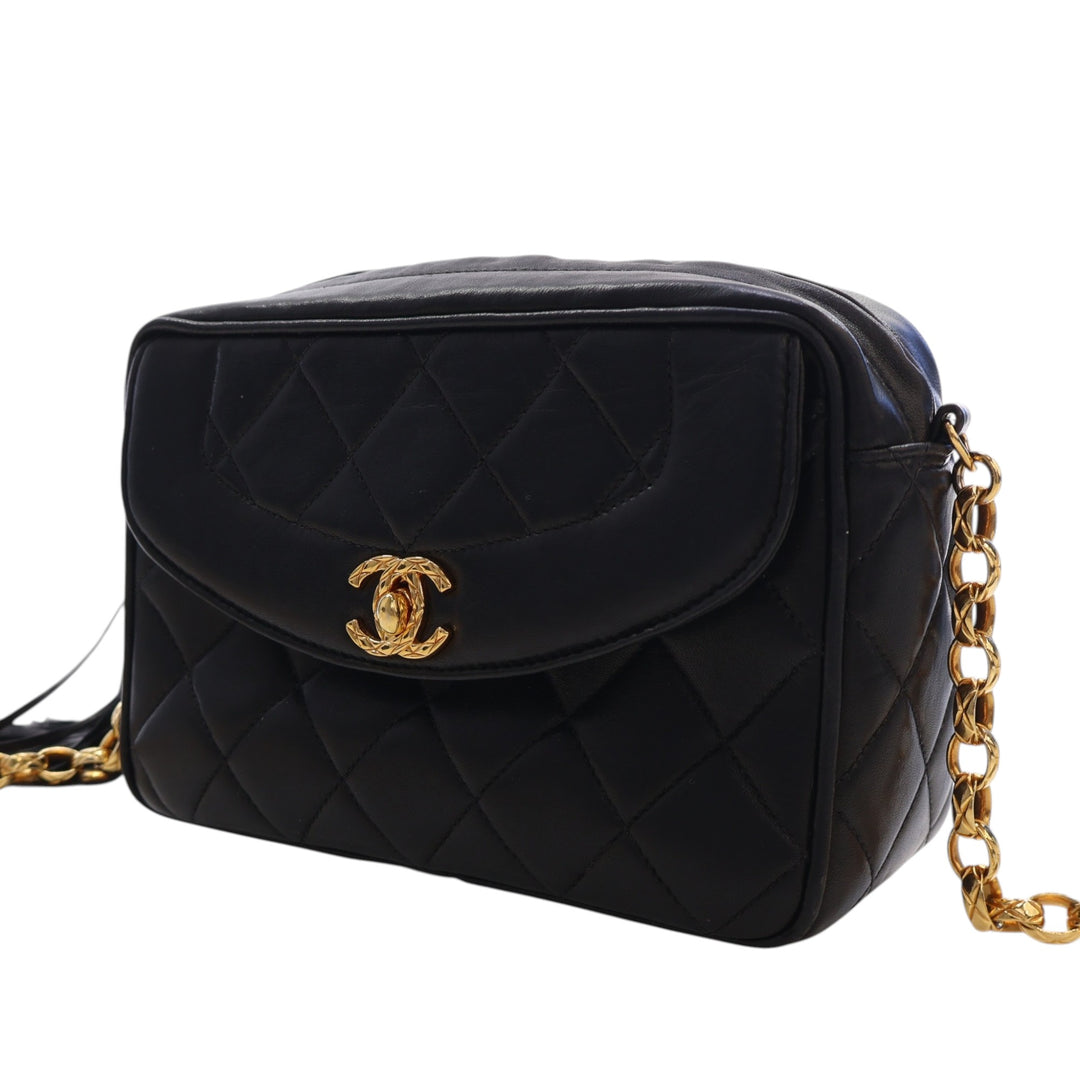 Chanel Small Matelassé Cuir d’agneau Diana Pompon Sac caméra
