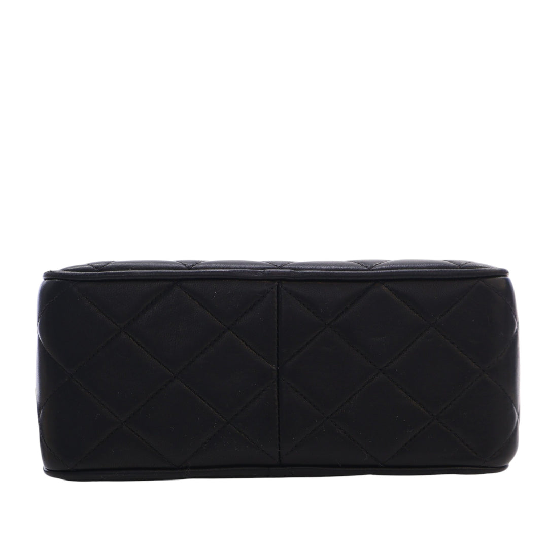 Chanel Small Matelassé Cuir d’agneau Diana Pompon Sac caméra