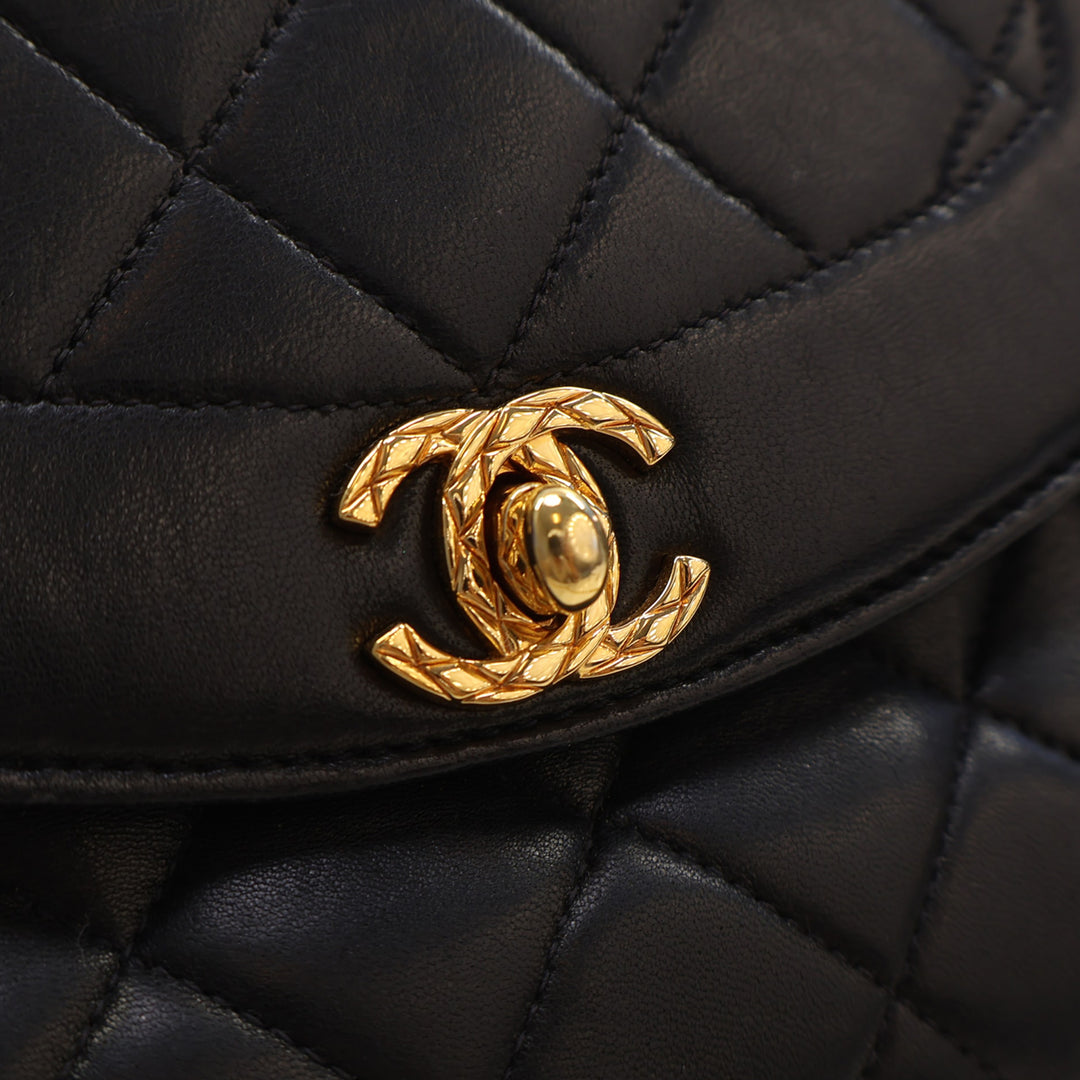 Chanel Small Matelassé Cuir d’agneau Diana Pompon Sac caméra
