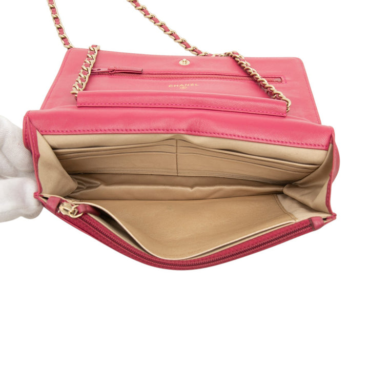Chanel CC embossé Cuir d’agneau Camellia Wallet on Chain