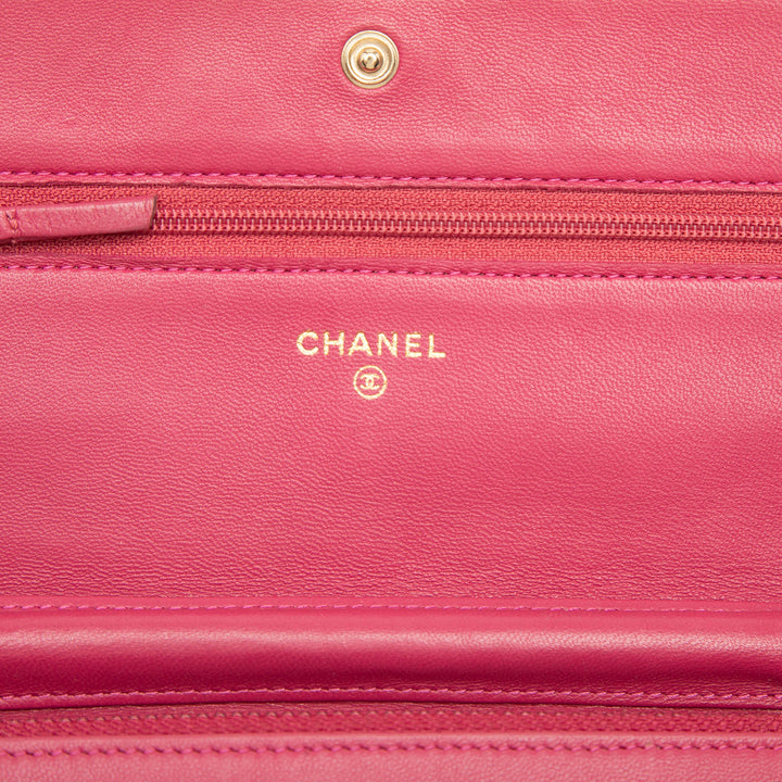Chanel CC embossé Cuir d’agneau Camellia Wallet on Chain