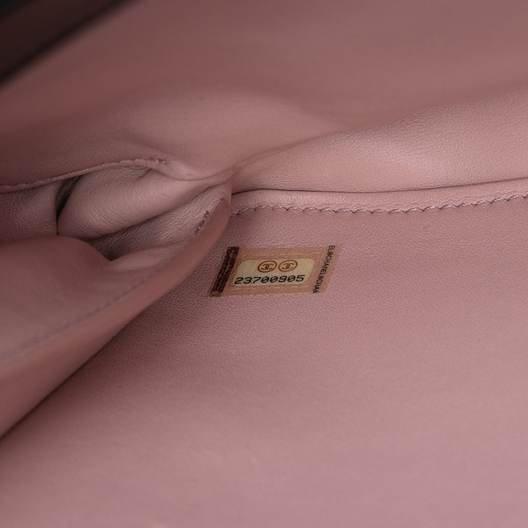 Chanel Paris Cosmopolite vieilli Cuir de veau Straight Lined à rabat – GABY PARIS Authentique