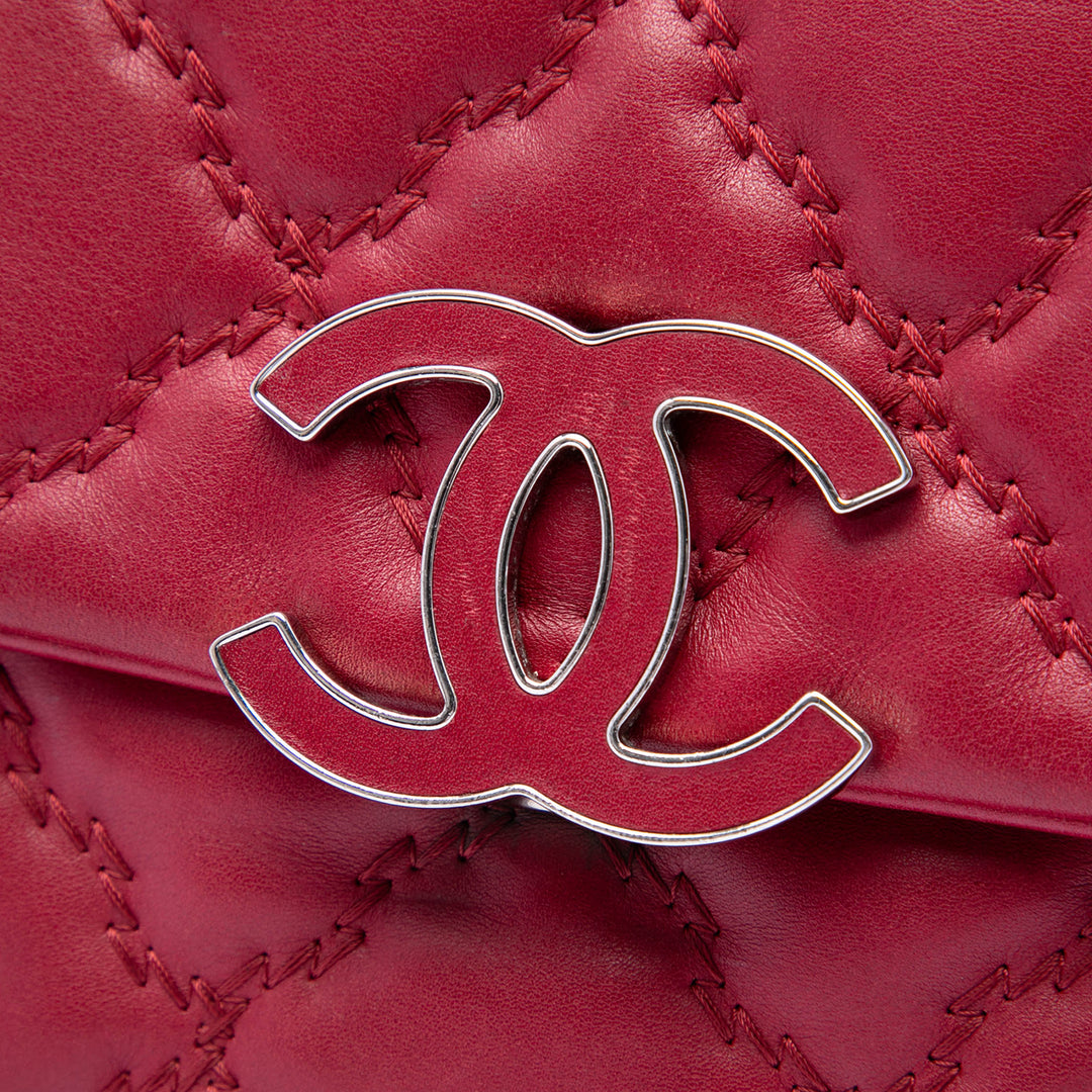 Chanel Matelassé Double Stitch Hamptons Pochette avec chaîne Cuir de veau