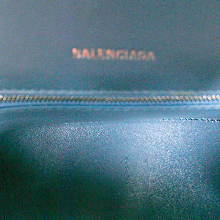 Balenciaga Sac à main Hourglass à Monogram Petit Bleu – vue 4 – GABY PARIS