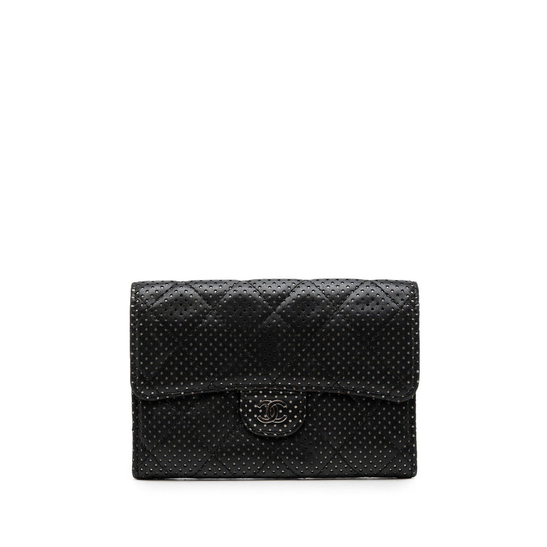 Chanel perforé Matelassé à rabat Portefeuille Petit Cuir d'agneau Noir – vue principale – GABY PARIS