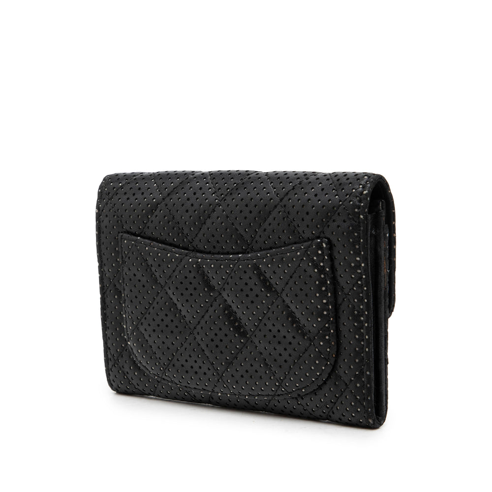 Chanel perforé Matelassé à rabat Portefeuille Petit Cuir d'agneau Noir – vue 2 – GABY PARIS