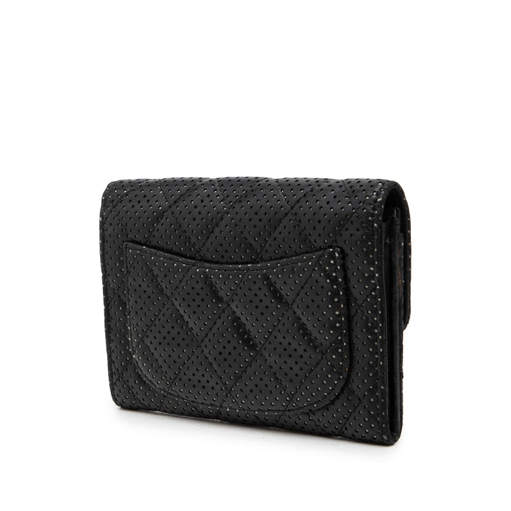 Chanel perforé Matelassé à rabat Portefeuille Petit Cuir d'agneau Noir – vue 2 – GABY PARIS