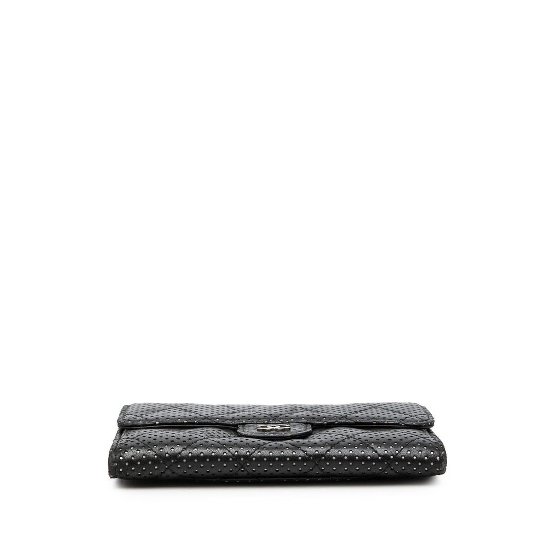 Chanel perforé Matelassé à rabat Portefeuille Petit Cuir d'agneau Noir – vue 3 – GABY PARIS