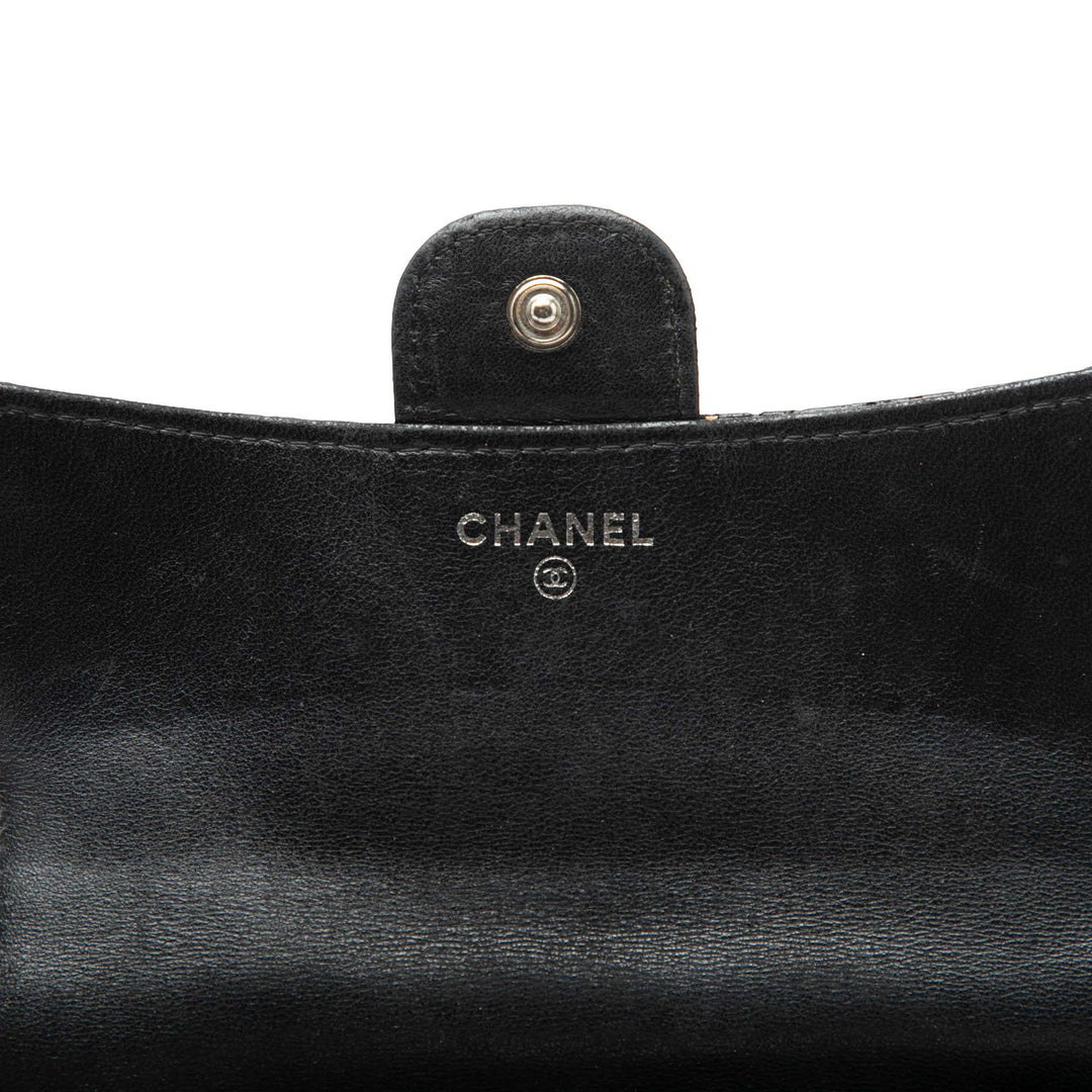 Chanel perforé Matelassé à rabat Portefeuille Petit Cuir d'agneau Noir – vue 5 – GABY PARIS