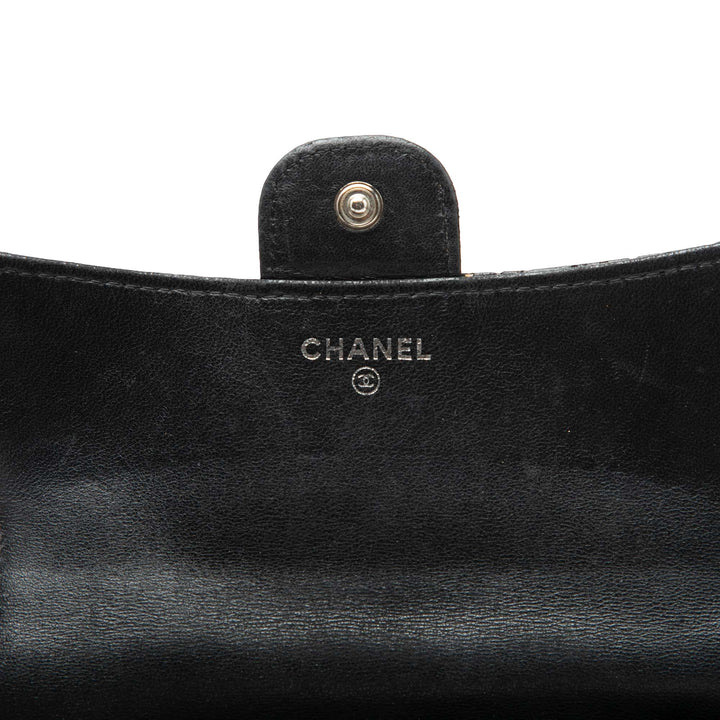 Chanel perforé Matelassé à rabat Portefeuille Petit Cuir d'agneau Noir – vue 5 – GABY PARIS