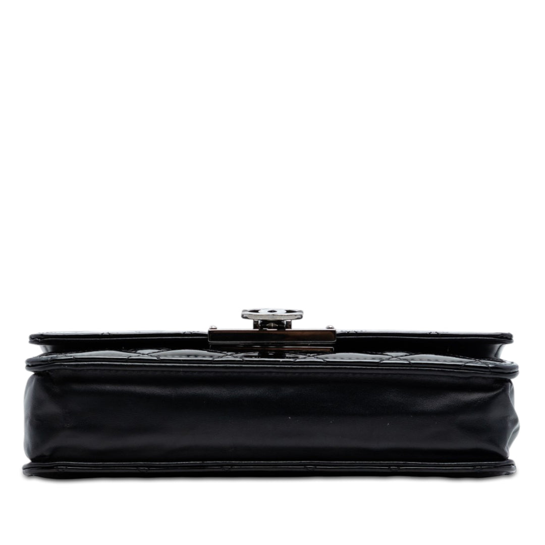 Chanel Matelassé Cuir verni Golden Class Wallet on Chain