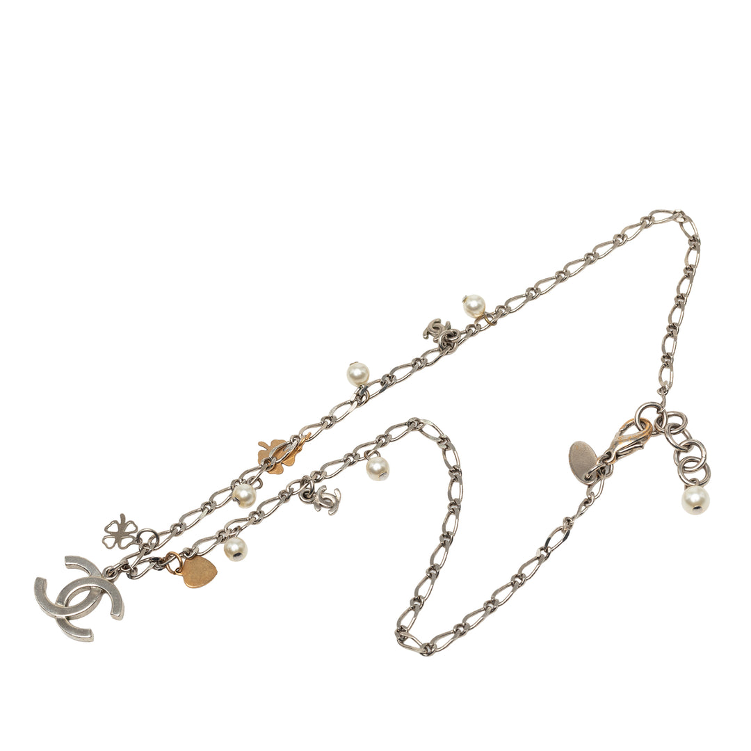 Chanel CC Brass et plaqué Perles fantaisie Lucky Charm Collier Métal