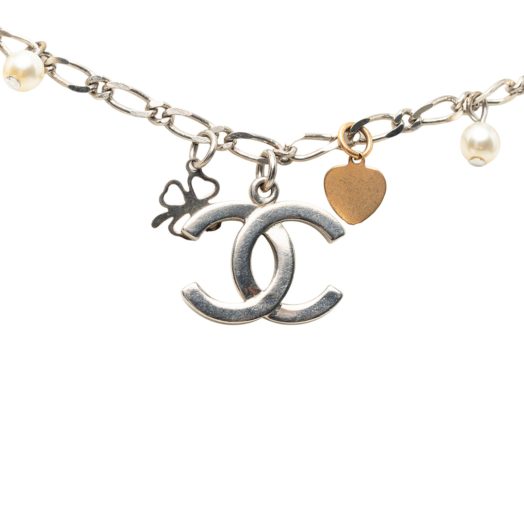 Chanel CC Brass et plaqué Perles fantaisie Lucky Charm Collier Métal
