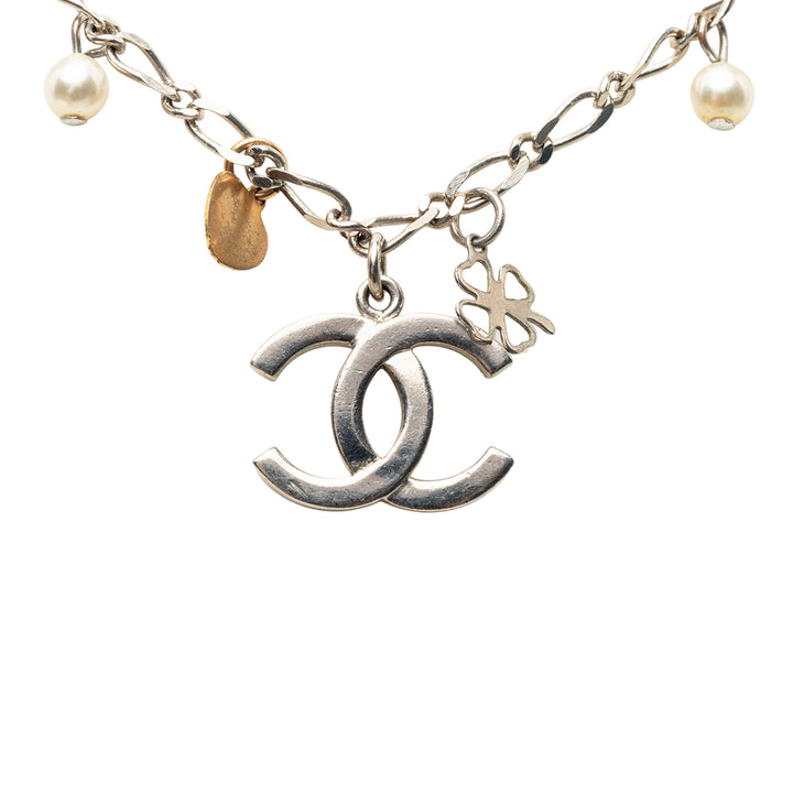 Chanel CC Brass et plaqué Perles fantaisie Lucky Charm Collier Métal