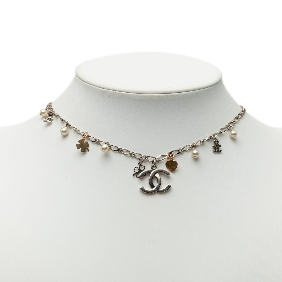 Chanel CC Brass et plaqué Perles fantaisie Lucky Charm Collier Métal