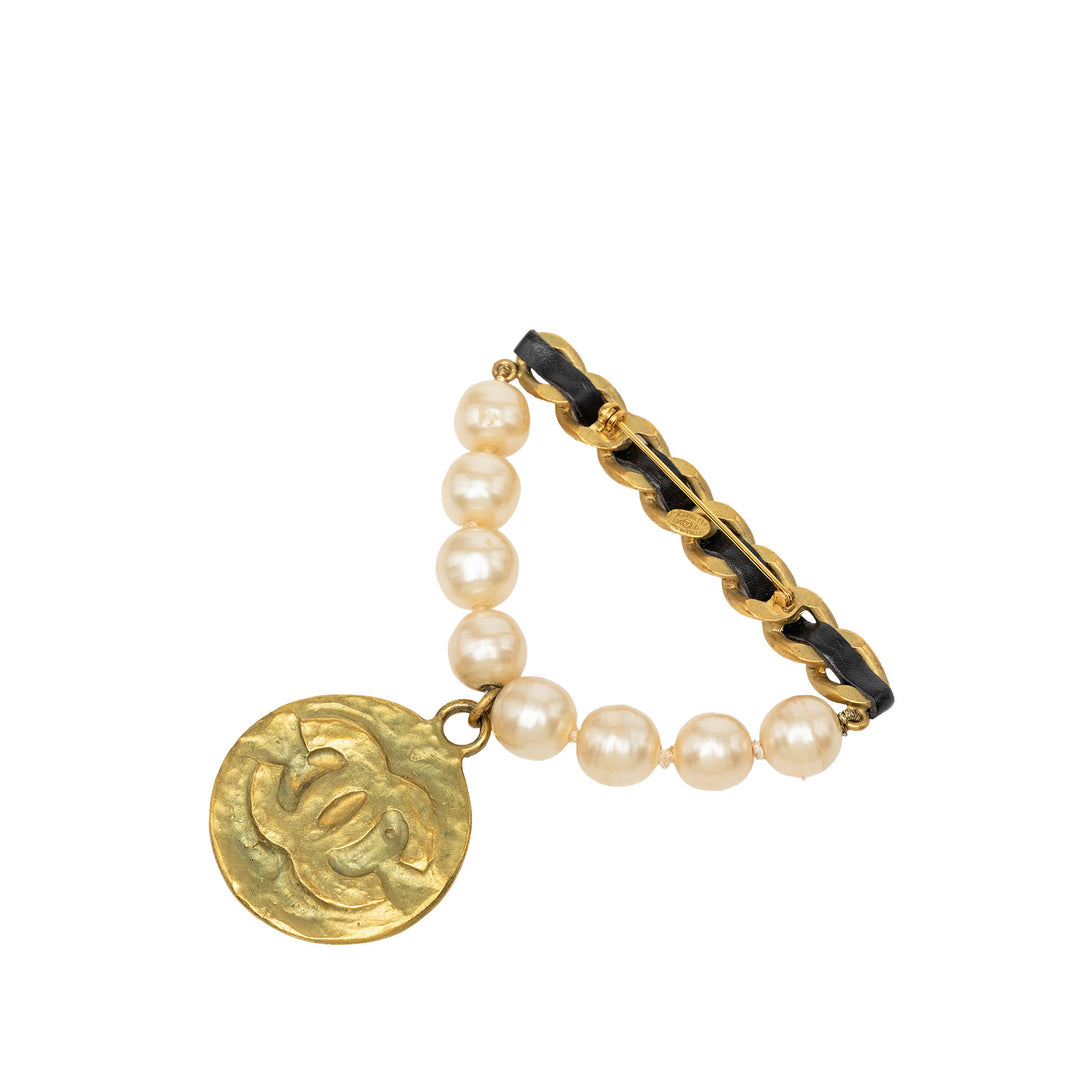 Chanel CC plaqué Perles fantaisie Chaîne Broche Doré – vue principale – GABY PARIS