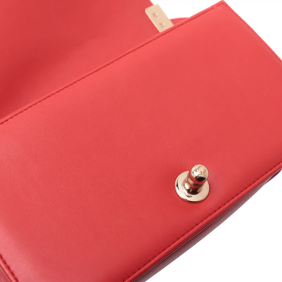 Chanel Small Straw et Cuir d’agneau Boy à rabat