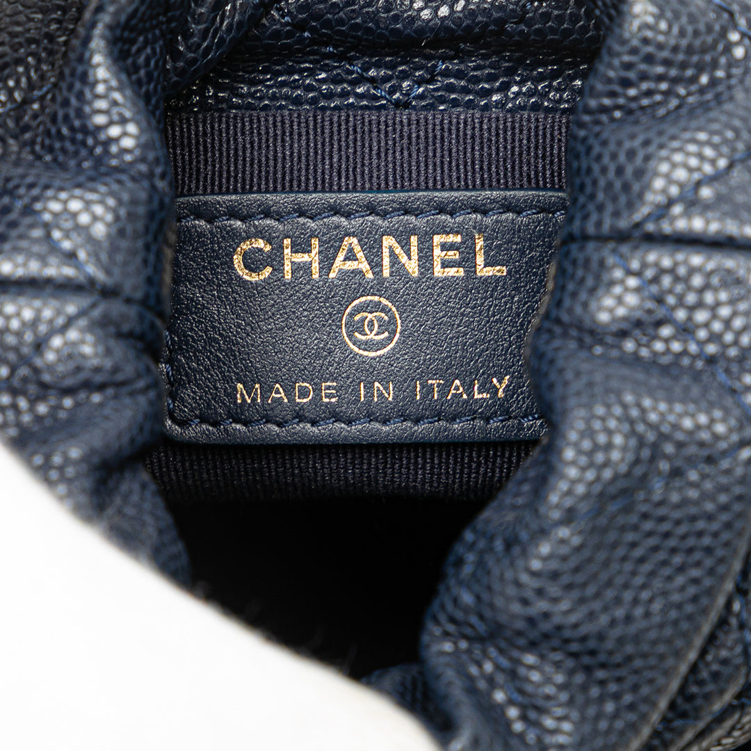 Chanel Matelassé Medallion Charms Sac à cordon seau Mini Cuir caviar