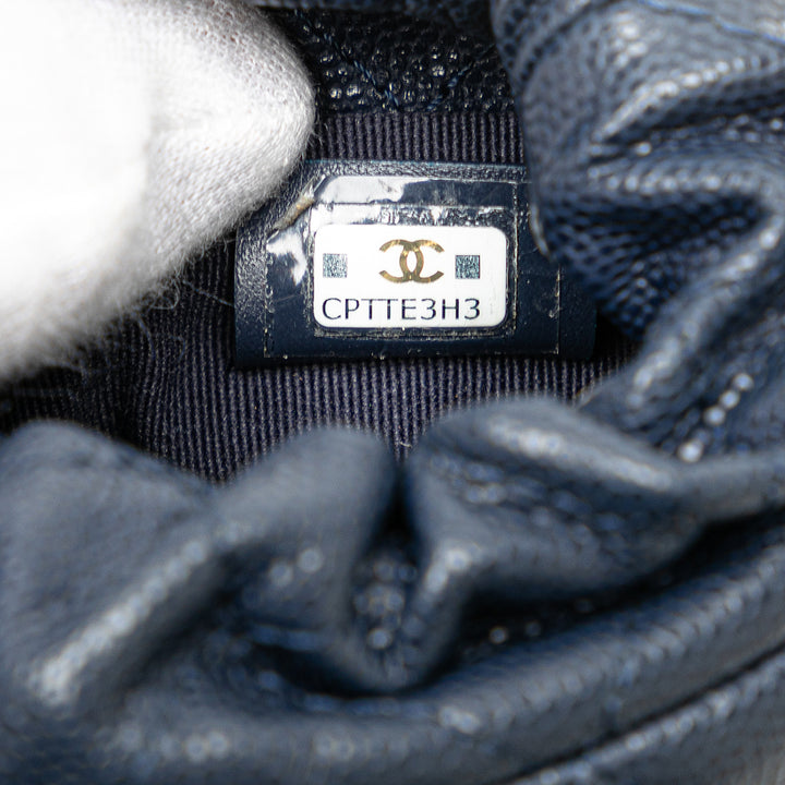 Chanel Matelassé Medallion Charms Sac à cordon seau Mini Cuir caviar