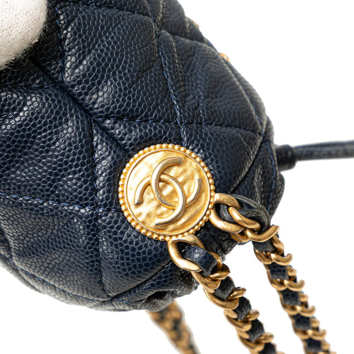 Chanel Matelassé Medallion Charms Sac à cordon seau Mini Cuir caviar