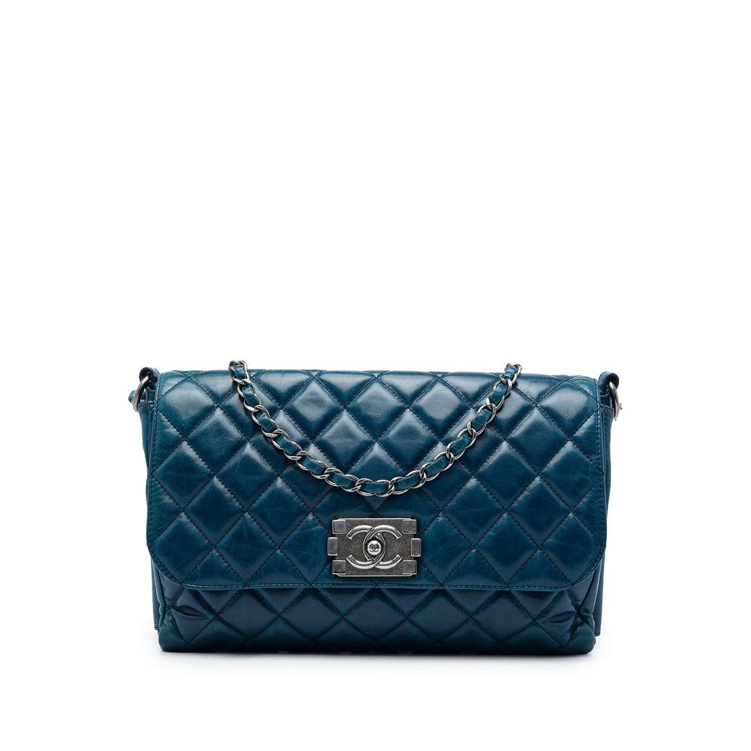 Chanel Matelassé Glacé Souple Boy à rabat Cuir de veau Bleu – vue principale – GABY PARIS