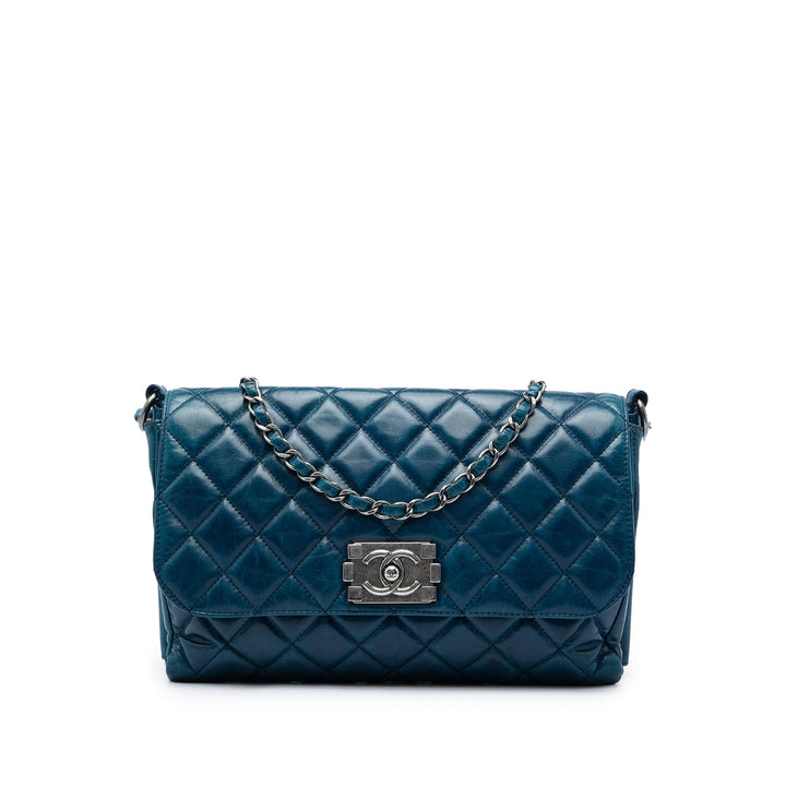 Chanel Matelassé Glacé Souple Boy à rabat Cuir de veau Bleu – vue principale – GABY PARIS