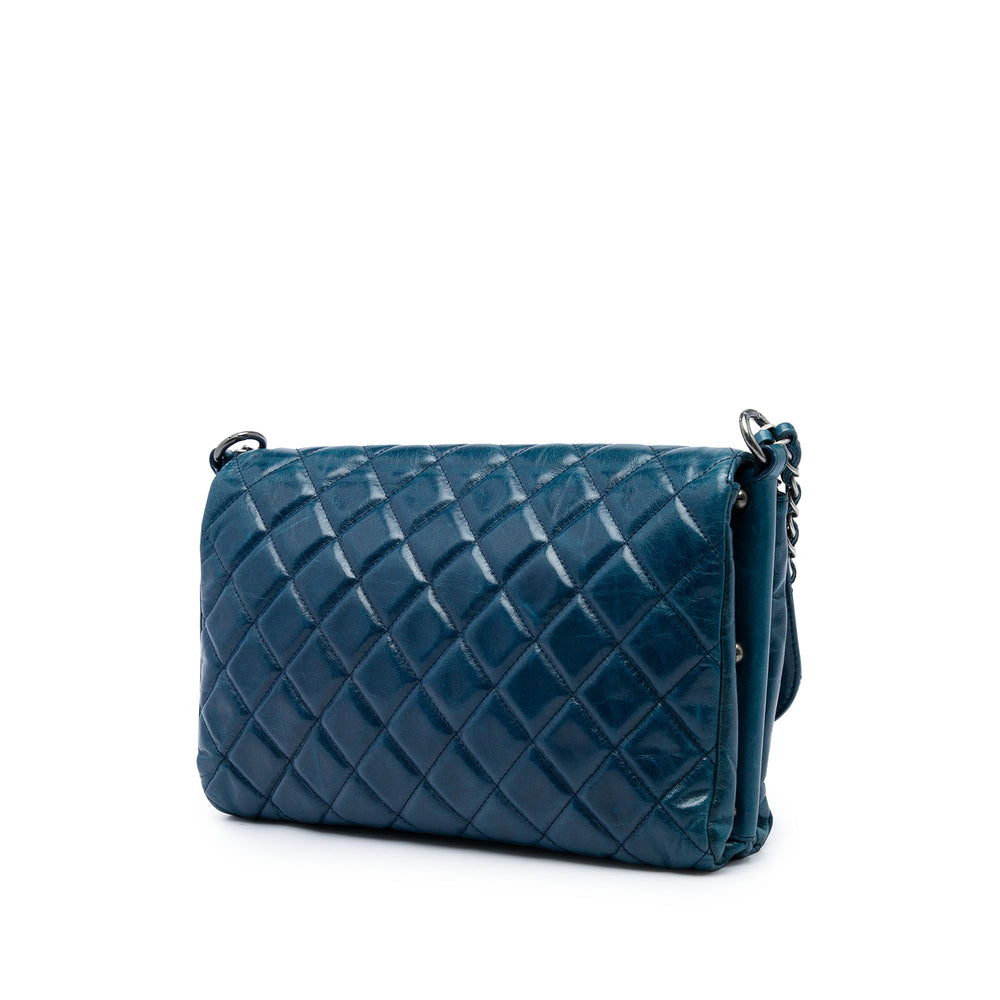 Chanel Matelassé Glacé Souple Boy à rabat Cuir de veau Bleu – vue 2 – GABY PARIS