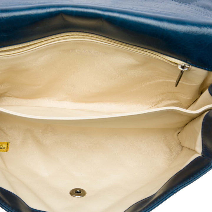 Chanel Matelassé Glacé Souple Boy à rabat Cuir de veau Bleu – vue 4 – GABY PARIS