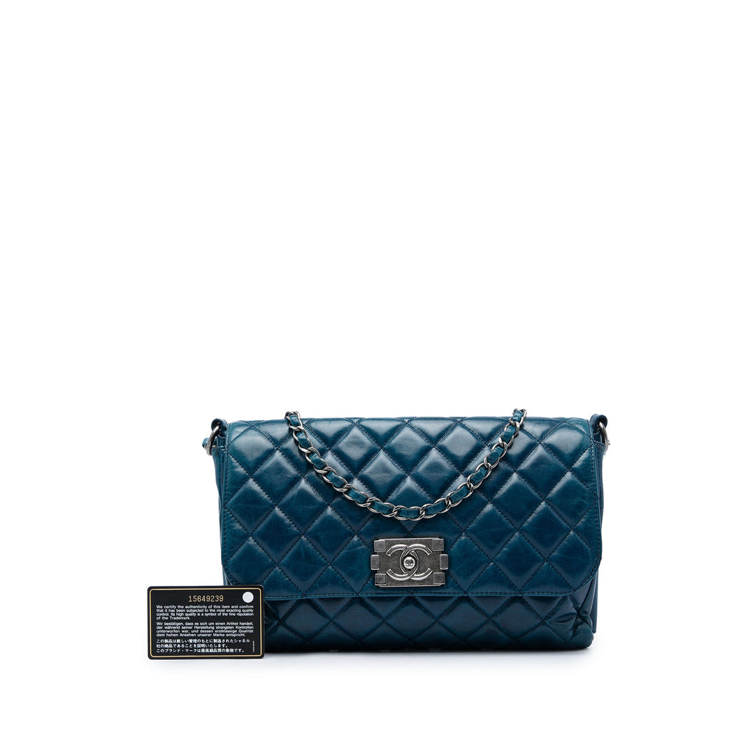 Chanel Matelassé Glacé Souple Boy à rabat Cuir de veau Bleu – vue 6 – GABY PARIS