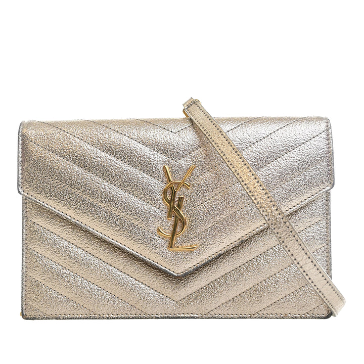 Saint Laurent Metallic Crackled Chevron Cuir de veau Monogram Envelope Chain Portefeuille