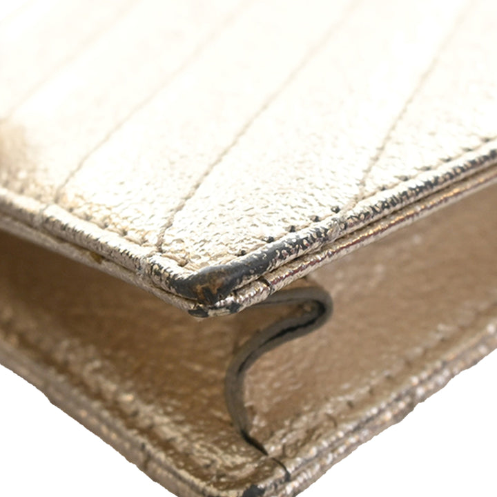 Saint Laurent Metallic Crackled Chevron Cuir de veau Monogram Envelope Chain Portefeuille