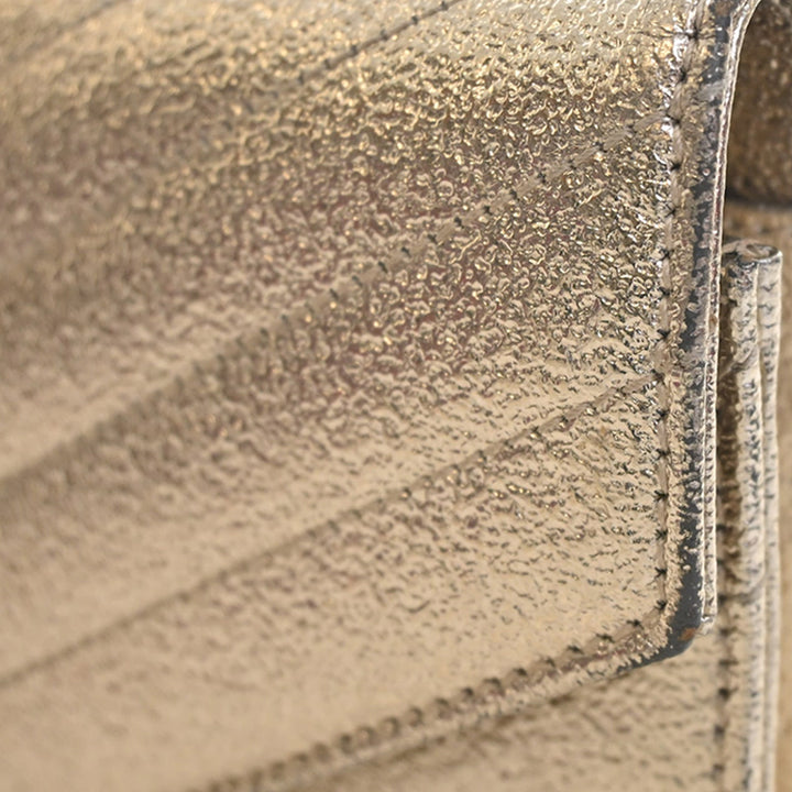 Saint Laurent Metallic Crackled Chevron Cuir de veau Monogram Envelope Chain Portefeuille