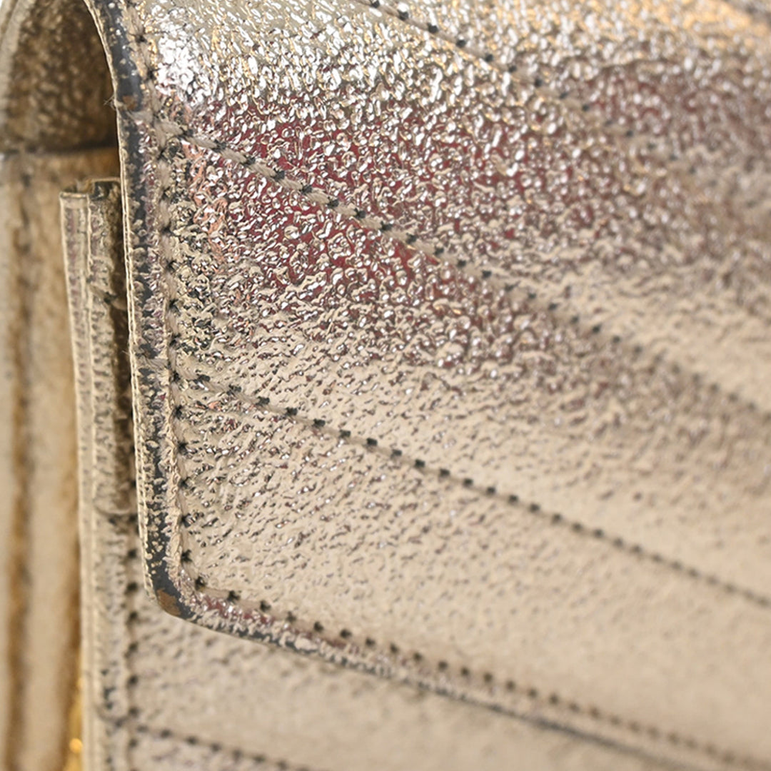 Saint Laurent Metallic Crackled Chevron Cuir de veau Monogram Envelope Chain Portefeuille