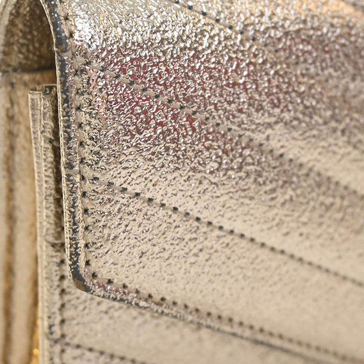 Saint Laurent Metallic Crackled Chevron Cuir de veau Monogram Envelope Chain Portefeuille