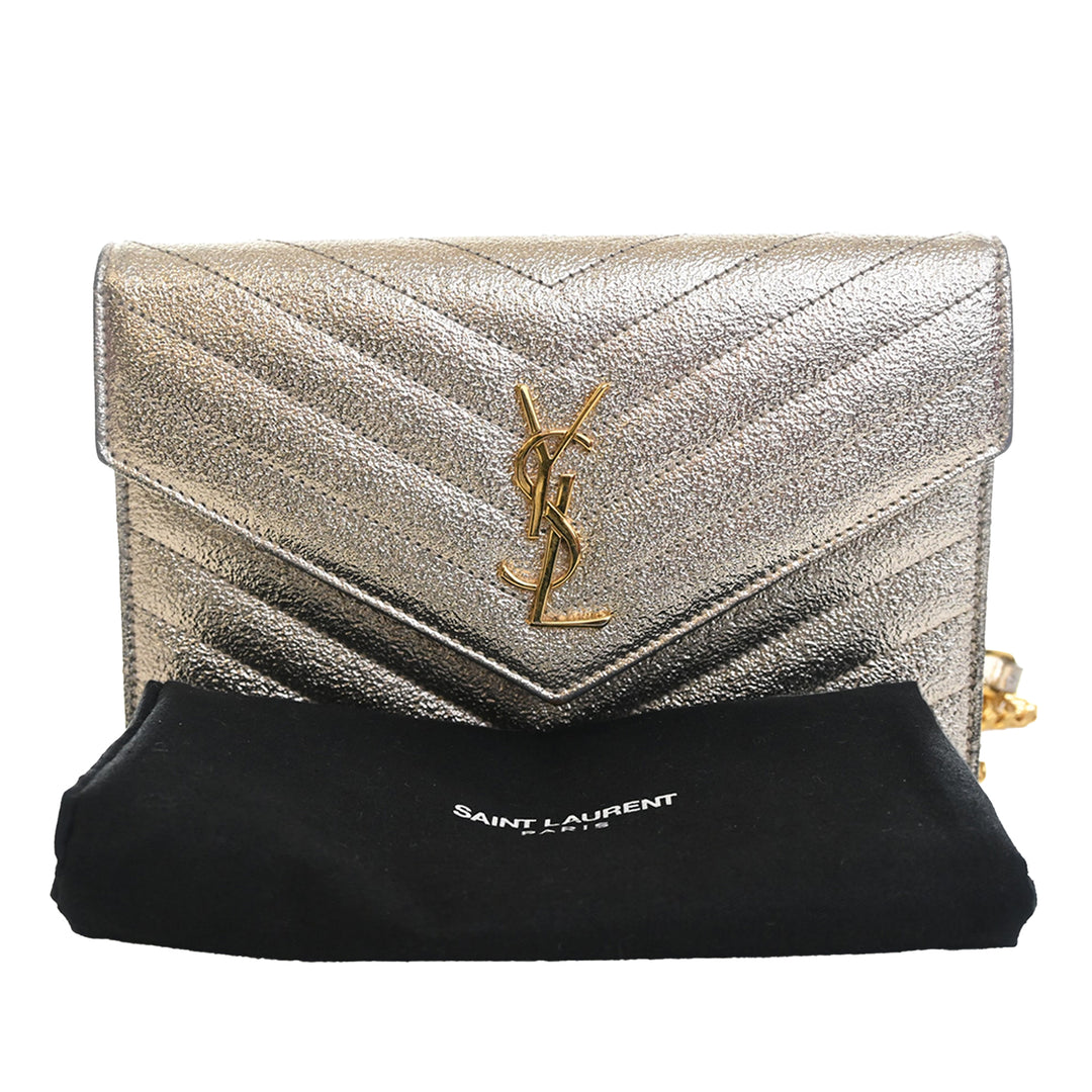 Saint Laurent Metallic Crackled Chevron Cuir de veau Monogram Envelope Chain Portefeuille