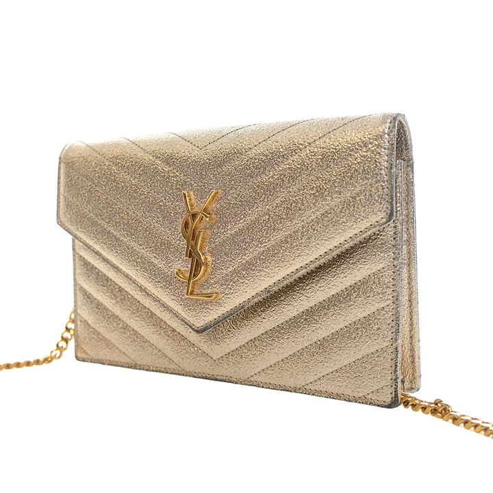 Saint Laurent Metallic Crackled Chevron Cuir de veau Monogram Envelope Chain Portefeuille