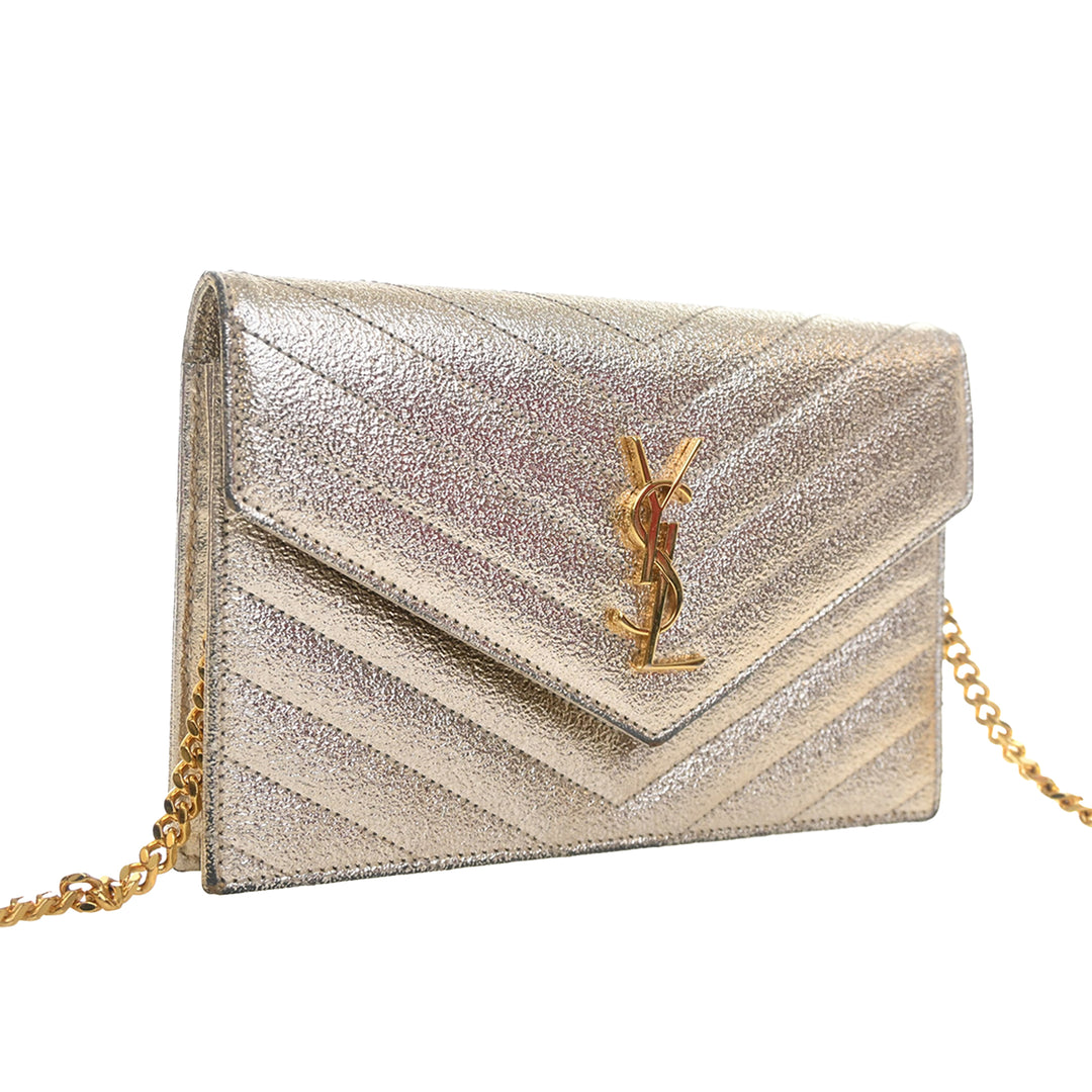 Saint Laurent Metallic Crackled Chevron Cuir de veau Monogram Envelope Chain Portefeuille