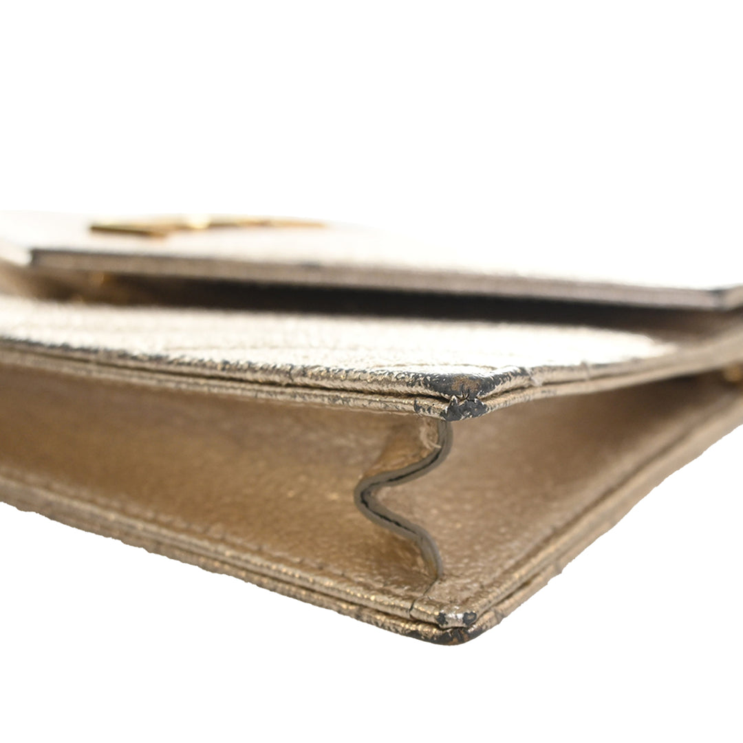Saint Laurent Metallic Crackled Chevron Cuir de veau Monogram Envelope Chain Portefeuille
