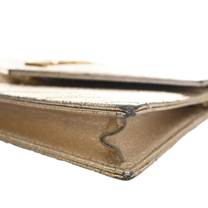 Saint Laurent Metallic Crackled Chevron Cuir de veau Monogram Envelope Chain Portefeuille